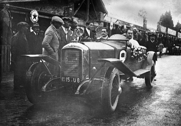 Europe, Belgique, Spa. Hommes vers André Boillot et Victor Rigal dans leur Peugeot Type 174 S lors des 24 Heures de Belgique en 1926. Utilisation éditoriale uniquement, nous contacter pour toute autre utilisation
